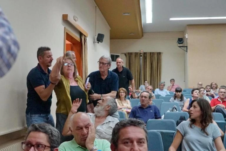 «Προσβάλλετε την πατρίδα» – Ντου στην ομιλία Πιτσιόρλα για τη Μακεδονία (εικόνες, βίντεο)